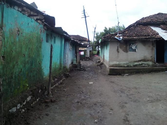 Over a 150 citizens of Wardha district left the village overnight for fear of breaking of the lake | तलाव फुटण्याच्या भितीनं वर्धा जिल्ह्यातल्या दिडशे नागरिकांनी रातोरात सोडलं गाव Over a 150 citizens of Wardha district left the village overnight for fear of breaking of the lake | तलाव फुटण्याच्या भितीनं वर्धा जिल्ह्यातल्या दिडशे नागरिकांनी रातोरात सोडलं गाव