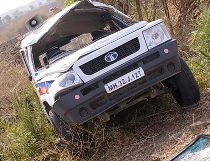 Accidents in police vehicle accidents; Six injured | वर्ध्यात पोलीस वाहनाला अपघात; सहा जखमी Accidents in police vehicle accidents; Six injured | वर्ध्यात पोलीस वाहनाला अपघात; सहा जखमी
