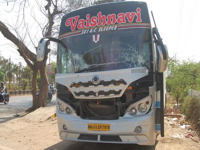 Shivshahi bus hits in trails: 68 passengers left Balban | शिवशाही बसला ट्रॅव्हल्सची धडक : ६८ प्रवाशी बालंबाल बचावले Shivshahi bus hits in trails: 68 passengers left Balban | शिवशाही बसला ट्रॅव्हल्सची धडक : ६८ प्रवाशी बालंबाल बचावले