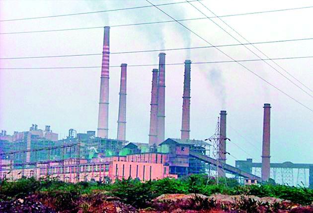 Relief to power generating center due to heavy rain in Chandrapur | संततधार पावासामुळे वीज निर्मिती केंद्राला दिलासा