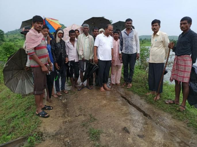 Residents of Wardha district moved to the area due to the floods | वर्धा जिल्ह्यातील तलावांना भेगा पडल्याने नागरिकांना हलवले Residents of Wardha district moved to the area due to the floods | वर्धा जिल्ह्यातील तलावांना भेगा पडल्याने नागरिकांना हलवले