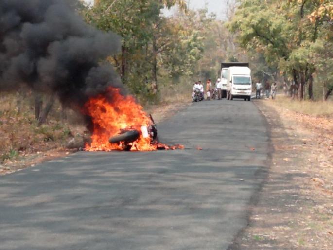 Fire in Gondia district; No lien | गोंदिया जिल्ह्यात धावत्या मोटरसायकलला लागली आग; जिवीतहानी नाही Fire in Gondia district; No lien | गोंदिया जिल्ह्यात धावत्या मोटरसायकलला लागली आग; जिवीतहानी नाही