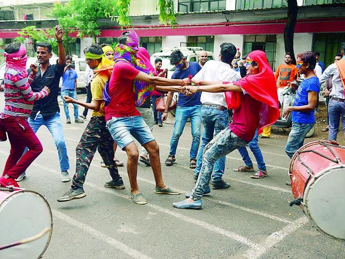 Gay-transgender congratulating decision of SC in Nagpur | समलैंगिक-ट्रान्सजेंडर यांनी नागपुरात वाटली मिठाई