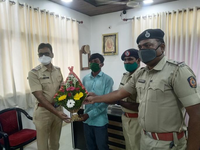 The autorickshaw driver ran to the aid of helpless young women | असहाय तरूणींच्या मदतीला धावला रिक्षाचालक