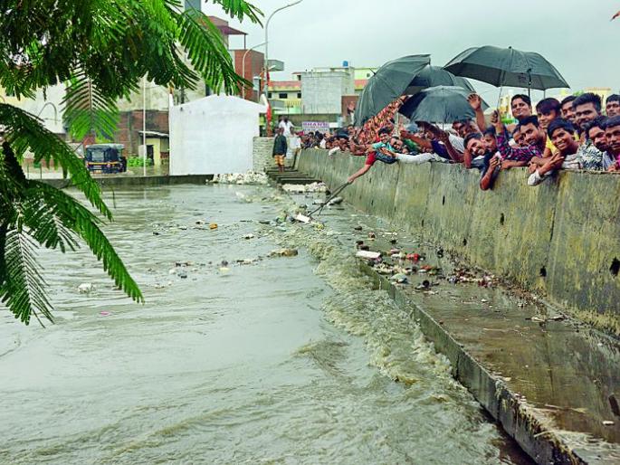 Most plastic found in tributary drains in Nagpur | नागपुरातील तुंबलेल्या बहुतांश नाल्यांमध्ये आढळले प्लास्टिक Most plastic found in tributary drains in Nagpur | नागपुरातील तुंबलेल्या बहुतांश नाल्यांमध्ये आढळले प्लास्टिक