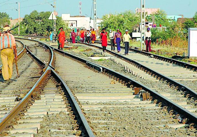 Third line hits railway passengers in September | थर्ड लाईनमुळे सप्टेंबर महिन्यात रेल्वे प्रवाशांना फटका