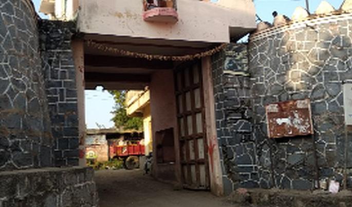 Fear of tower collapse due to lack of repairs | दुरूस्तीअभावी बुरूज ढासळण्याची भीती Fear of tower collapse due to lack of repairs | दुरूस्तीअभावी बुरूज ढासळण्याची भीती