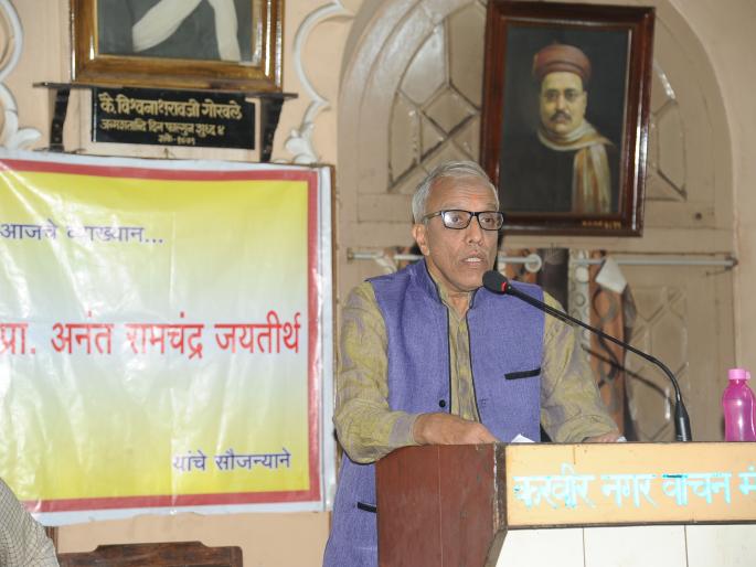 Kolhapur: Sudhir Phadke walks, talking about music: Padmakar Pathak | कोल्हापूर : सुधीर फडके म्हणजे चालतं, बोलतं संगीत : पद्माकर पाठक Kolhapur: Sudhir Phadke walks, talking about music: Padmakar Pathak | कोल्हापूर : सुधीर फडके म्हणजे चालतं, बोलतं संगीत : पद्माकर पाठक