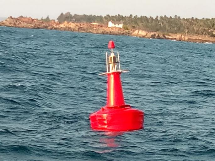 The directional boo implemented after eight months on the Sindhudurg fort | किल्ले सिंधुदुर्ग मार्गावर आठ महिन्यांनंतर दिशादर्शक बोया कार्यान्वित The directional boo implemented after eight months on the Sindhudurg fort | किल्ले सिंधुदुर्ग मार्गावर आठ महिन्यांनंतर दिशादर्शक बोया कार्यान्वित