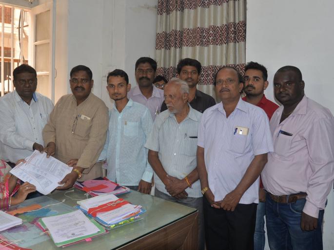 Acquire the project affected people in the service: request to the district administration | विमानतळ प्रकल्पग्रस्तांना नोकरीत सामावून घ्या : जिल्हा प्रशासनाला निवेदन Acquire the project affected people in the service: request to the district administration | विमानतळ प्रकल्पग्रस्तांना नोकरीत सामावून घ्या : जिल्हा प्रशासनाला निवेदन