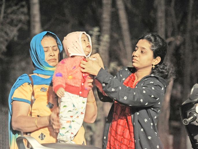 Hooded in the courtyard with cloudy weather and the wind blowing | ढगाळ वातावरण आणि बोचणाऱ्या वाऱ्याने अंंगात हुडहुडी Hooded in the courtyard with cloudy weather and the wind blowing | ढगाळ वातावरण आणि बोचणाऱ्या वाऱ्याने अंंगात हुडहुडी