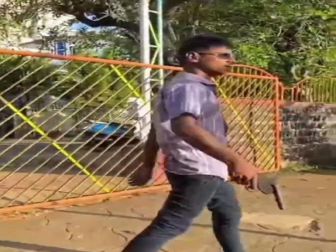 Kolhapur police arrested a young man who was carrying illegal weapons | Kolhapur: रिल्समधून धरला नेम ; 'आण्णा चेंबुरी'चा झाला गेम Kolhapur police arrested a young man who was carrying illegal weapons | Kolhapur: रिल्समधून धरला नेम ; 'आण्णा चेंबुरी'चा झाला गेम