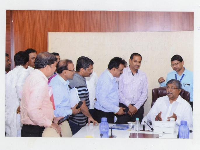 Considering giving alternatives to electricity reduction; assurance to guardian minister | वीजदर कपातीबाबत पर्याय देण्याचा विचार करणार;पालकमंत्र्यांचे आश्वासन Considering giving alternatives to electricity reduction; assurance to guardian minister | वीजदर कपातीबाबत पर्याय देण्याचा विचार करणार;पालकमंत्र्यांचे आश्वासन