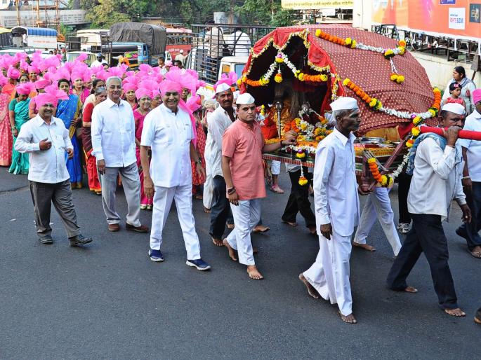 The procession organized by the Veershaiva Samvitea for Basaveshwar Jayanti; Aloud alarm, spirited atmosphere | बसवेश्वर जयंतीनिमित्त वीरशैव समाजातर्फे मिरवणूक; ढोलताशांचा गजर, उत्साही वातावरण The procession organized by the Veershaiva Samvitea for Basaveshwar Jayanti; Aloud alarm, spirited atmosphere | बसवेश्वर जयंतीनिमित्त वीरशैव समाजातर्फे मिरवणूक; ढोलताशांचा गजर, उत्साही वातावरण