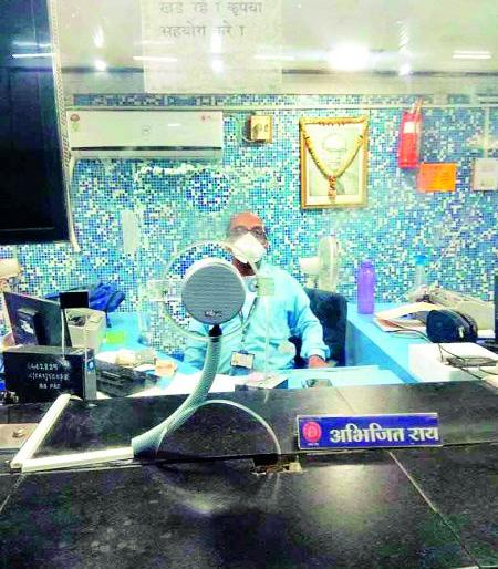 'Two way mic system' at reservation counter at Nagpur railway station | नागपूर रेल्वेस्थानकावरील रिझर्व्हेशन काऊंटरवर ‘टु वे माईक सिस्टीम’ 'Two way mic system' at reservation counter at Nagpur railway station | नागपूर रेल्वेस्थानकावरील रिझर्व्हेशन काऊंटरवर ‘टु वे माईक सिस्टीम’