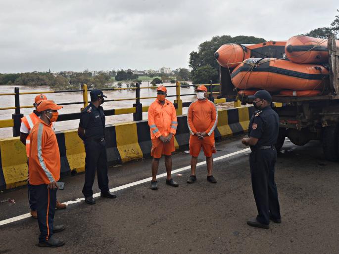 District administration warns Krishna, Koyna, Warna riverside villages | कृष्णा, कोयना, वारणा नदीकाठच्या गावांना सतर्कतेचा इशारा, एनडीआरएफचे दोन पथक दाखल District administration warns Krishna, Koyna, Warna riverside villages | कृष्णा, कोयना, वारणा नदीकाठच्या गावांना सतर्कतेचा इशारा, एनडीआरएफचे दोन पथक दाखल