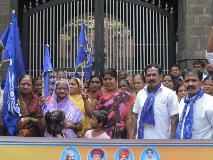 Kolhapur: Demonstrations against the municipal corporation demand for biometric cards | कोल्हापूर :बायोमेट्रिक कार्डच्या मागणीसाठी महापालिकेसमोर निदर्शने Kolhapur: Demonstrations against the municipal corporation demand for biometric cards | कोल्हापूर :बायोमेट्रिक कार्डच्या मागणीसाठी महापालिकेसमोर निदर्शने