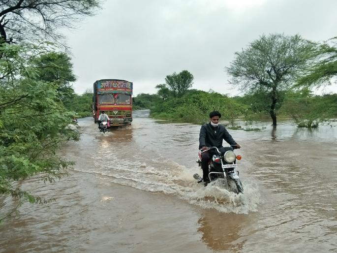 Cloudburst in Undwadi area; Water seeping into 15 houses | उंडवडी परिसरात ढगफुटी, १५ घरांमध्ये शिरले पाणी, शेतकऱ्यांचे नुकसान Cloudburst in Undwadi area; Water seeping into 15 houses | उंडवडी परिसरात ढगफुटी, १५ घरांमध्ये शिरले पाणी, शेतकऱ्यांचे नुकसान