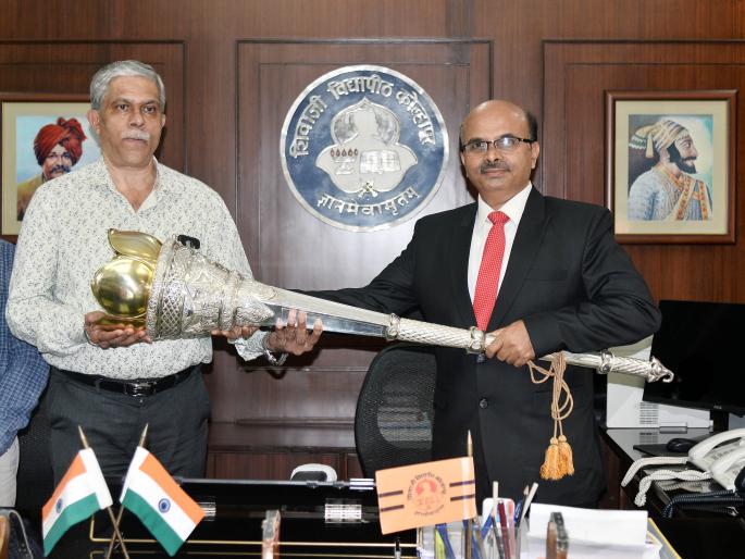 D. T. Shirke accepts the post of Vice-Chancellor: Farewell to the Vice-Chancellor in charge | डी. टी. शिर्के यांनी कुलगुरुपदाची सूत्रे स्वीकारली : प्रभारी कुलगुरूंना निरोप D. T. Shirke accepts the post of Vice-Chancellor: Farewell to the Vice-Chancellor in charge | डी. टी. शिर्के यांनी कुलगुरुपदाची सूत्रे स्वीकारली : प्रभारी कुलगुरूंना निरोप