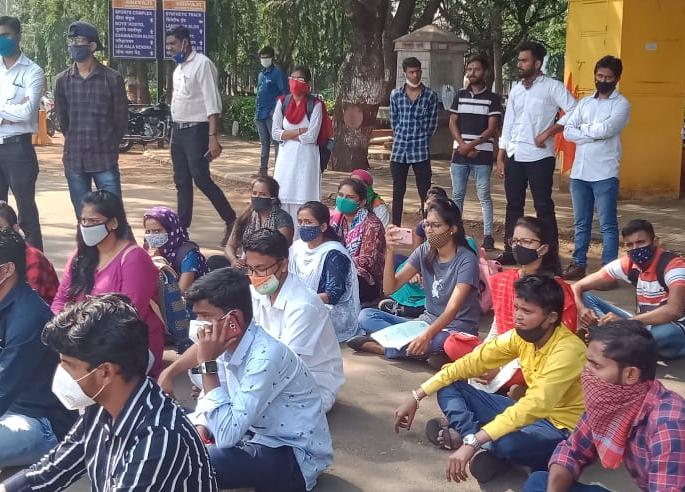 Students sit in the university for re-evaluation of results | निकालाच्या फेरमूल्यांकनासाठी विद्यापीठात विद्यार्थ्यांचा ठिय्या Students sit in the university for re-evaluation of results | निकालाच्या फेरमूल्यांकनासाठी विद्यापीठात विद्यार्थ्यांचा ठिय्या