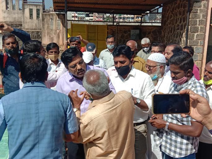 Open the swimming pool; Hamritumari among District Sports Officer agitators | जलतरण तलाव खुला करा ; जिल्हा क्रीडाअधिकारी आंदोलकांमध्ये हमरीतुमरी Open the swimming pool; Hamritumari among District Sports Officer agitators | जलतरण तलाव खुला करा ; जिल्हा क्रीडाअधिकारी आंदोलकांमध्ये हमरीतुमरी