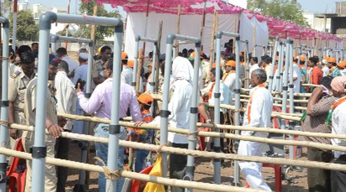 The nature of the camp | शहराला आले होते छावणीचे स्वरूप