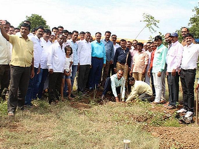 Determination of village development of youth who have gone out of work | कामानिमित्त बाहेर गेलेल्या युवकांचा गाव विकासाचा निर्धार Determination of village development of youth who have gone out of work | कामानिमित्त बाहेर गेलेल्या युवकांचा गाव विकासाचा निर्धार