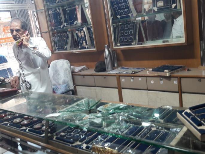Mane was robbed of Rs 12.5 lakh from a jewelery shop in Yaval with a pistol | मानेला पिस्तूल लावून यावलमध्ये सराफ दुकानातून साडेबारा लाख लुटले Mane was robbed of Rs 12.5 lakh from a jewelery shop in Yaval with a pistol | मानेला पिस्तूल लावून यावलमध्ये सराफ दुकानातून साडेबारा लाख लुटले