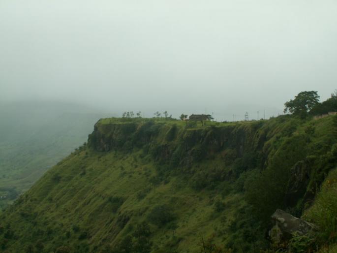 At Ajinkyaya, now two police teams, robbers and youths try to stop the rubbish | अजिंक्यताऱ्यावर आता पोलिसांची दोन पथके, लुटमार व युवकांची हुल्लडबाजी रोखण्यासाठी प्रयत्न At Ajinkyaya, now two police teams, robbers and youths try to stop the rubbish | अजिंक्यताऱ्यावर आता पोलिसांची दोन पथके, लुटमार व युवकांची हुल्लडबाजी रोखण्यासाठी प्रयत्न