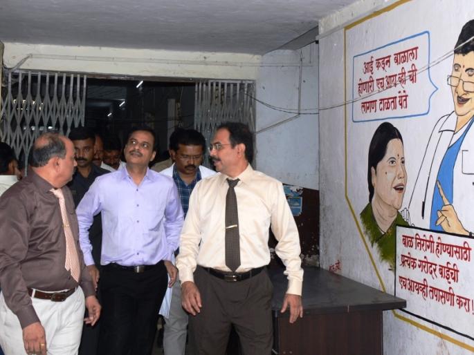 Guardian minister visit akola gmc and talk to patients | डॉक्टर पालकमंत्र्यांनी जाणून घेतल्या रुग्णांच्या समस्या Guardian minister visit akola gmc and talk to patients | डॉक्टर पालकमंत्र्यांनी जाणून घेतल्या रुग्णांच्या समस्या