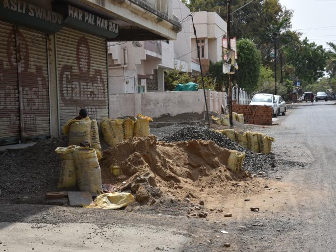 Road construction materials; Issue Notice! | रस्त्यावर बांधकाम साहित्य; नोटीस जारी करा! Road construction materials; Issue Notice! | रस्त्यावर बांधकाम साहित्य; नोटीस जारी करा!