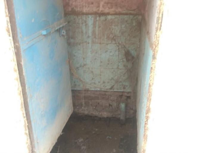 Toilets slab collapses; The lady with the shit fell into a hole | शौचालयाचा स्लॅब कोसळला; शिटसह महिला टाक्यात पडली Toilets slab collapses; The lady with the shit fell into a hole | शौचालयाचा स्लॅब कोसळला; शिटसह महिला टाक्यात पडली