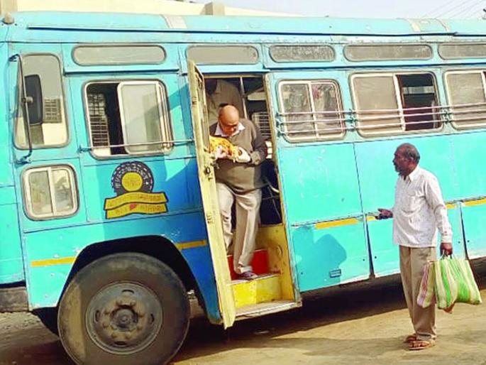 Woman gives birth in a moving bus! | चालत्या बसमध्येच महिलेची प्रसूती! Woman gives birth in a moving bus! | चालत्या बसमध्येच महिलेची प्रसूती!