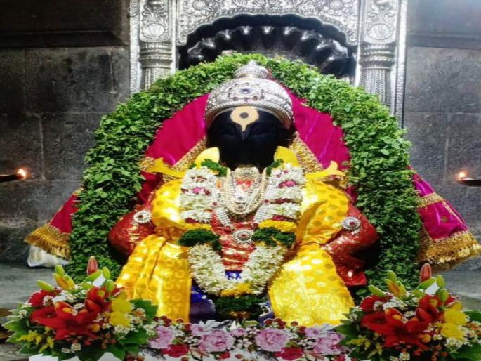 Magnificent crowd of devotees in Chandan uti vitthal frame in Alandi | आळंदी येथे चंदनउटीतील माऊलींच्या दर्शनासाठी भाविकांची गर्दी Magnificent crowd of devotees in Chandan uti vitthal frame in Alandi | आळंदी येथे चंदनउटीतील माऊलींच्या दर्शनासाठी भाविकांची गर्दी