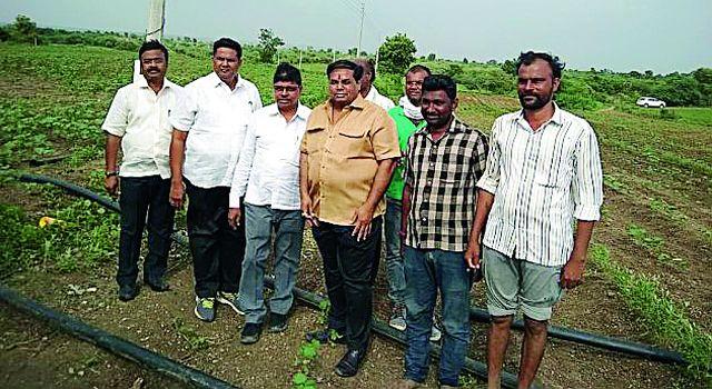 Guardian Minister walks directly into the field | पालकमंत्री पोहोेचले थेट शेतात