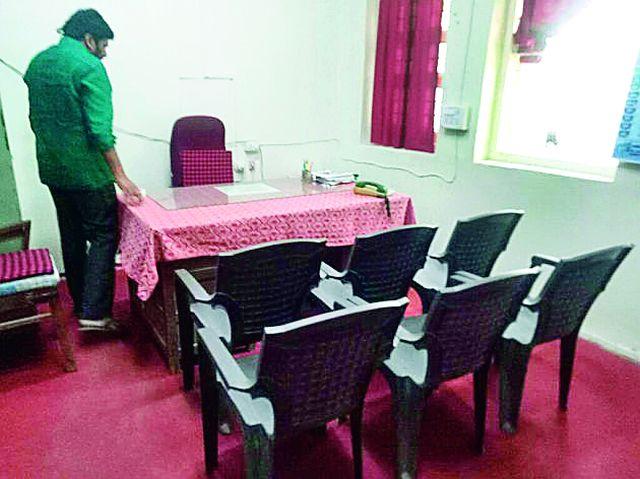 Find out the work done by Kadu | बच्चू कडूंनी घेतली कार्यालयांची झडती Find out the work done by Kadu | बच्चू कडूंनी घेतली कार्यालयांची झडती