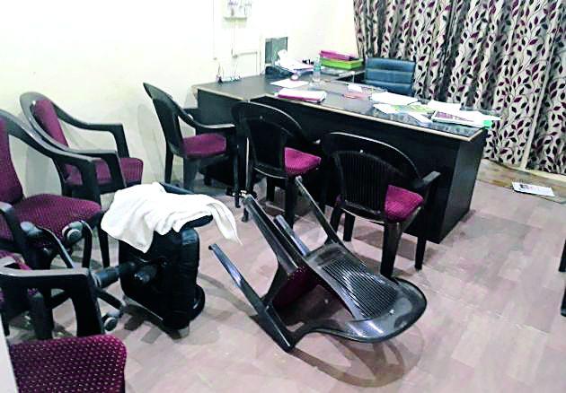 Zilla Parishad Vice President Bhatkuli BDO beat up | जिल्हा परिषद उपाध्यक्षांची भातकुली बीडीओंना मारहाण Zilla Parishad Vice President Bhatkuli BDO beat up | जिल्हा परिषद उपाध्यक्षांची भातकुली बीडीओंना मारहाण