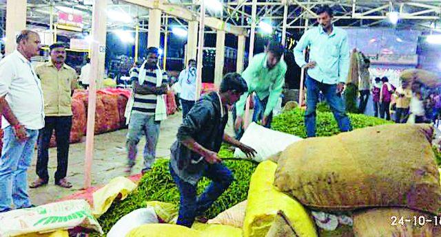 Green pepper sale | हिरव्या मिरचीची बेभाव विक्री