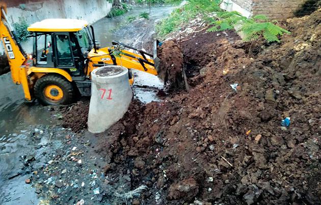 Put the debris of farming picked up here | शेतणखताचा ढिगारा इथून उचलला तेथे टाकला