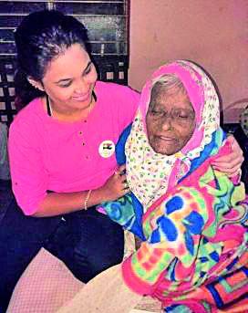 She faces full-hearted 'smile' | निराधारांच्या चेहऱ्यावर तिने फुलविले 'स्माइल' She faces full-hearted 'smile' | निराधारांच्या चेहऱ्यावर तिने फुलविले 'स्माइल'