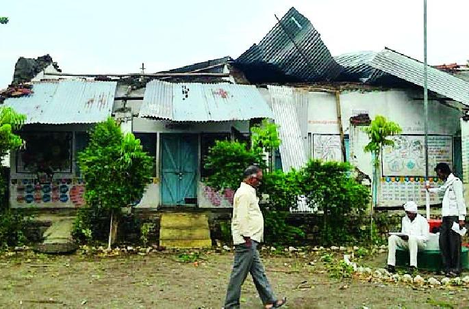 School of Ummarkhed rammed into the storm | उमरखेड येथील शाळा वादळाने जमीनदोस्त School of Ummarkhed rammed into the storm | उमरखेड येथील शाळा वादळाने जमीनदोस्त