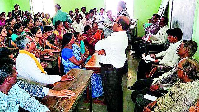 Disturbance with serious questions in Zilla Parishad School | जिल्हा परिषद शाळेत गंभीर प्रश्नांच्या भडीमाराने गोंधळ Disturbance with serious questions in Zilla Parishad School | जिल्हा परिषद शाळेत गंभीर प्रश्नांच्या भडीमाराने गोंधळ