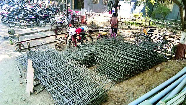 Contractor Juzer Saifi of the Municipal Premises | ठेकेदार जुझर सैफीकडून महापालिका आवार गिळंकृत