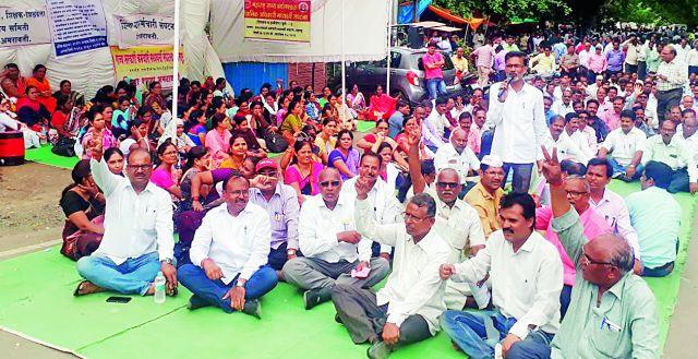 Employees' assets; Government service affected | कर्मचाऱ्यांचा संप; शासकीय सेवा प्रभावित