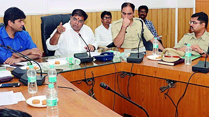 Show khaki stereo; Guardian Minister said | खाकीचा वचक दाखवा; पालकमंत्र्यांनी सुनावले Show khaki stereo; Guardian Minister said | खाकीचा वचक दाखवा; पालकमंत्र्यांनी सुनावले