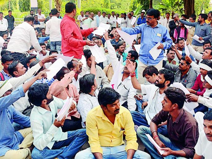 Strike the strike and hit the Collectorate Collectorate | सातबारा कोरा करा प्रहारची कलेक्ट्रेटवर धडक Strike the strike and hit the Collectorate Collectorate | सातबारा कोरा करा प्रहारची कलेक्ट्रेटवर धडक