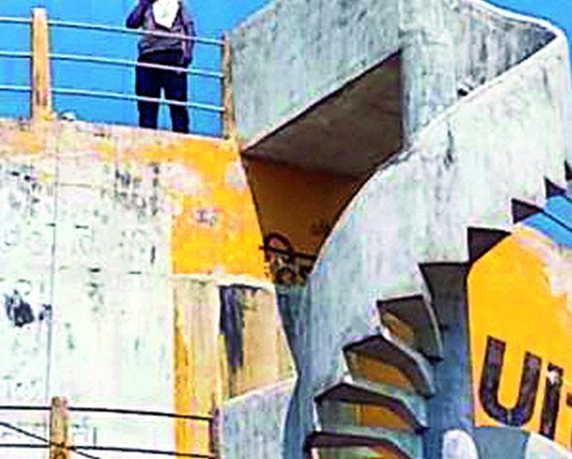 'He' climbed up the water tank | ‘तो’ चढला पाण्याच्या टाकीवर