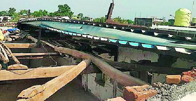 Windy rain: roof tops; 1500 chickens dug | वादळी पाऊस : छत उडाले; १५०० कोंबड्या दगावल्या