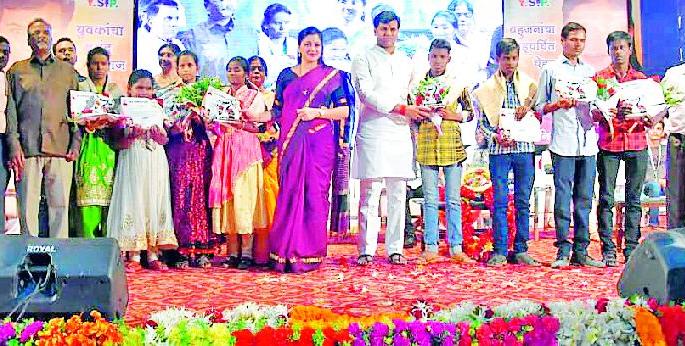 Students should respect their parents with dedication | विद्यार्थ्यांनी समर्पणासोबत आई-वडिलांचा मान राखावा