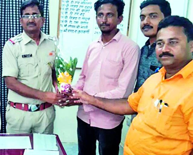 The autorickshaw was a passenger's laptop, | आॅटोचालकाने प्रवाशाचा लॅपटॉप केला ठाण्यात जमा